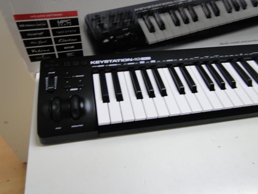 TECLADO MIDI 49 TECLAS CON CAJA