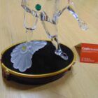 FIGURA DE CRISTAL CON PEANA ***