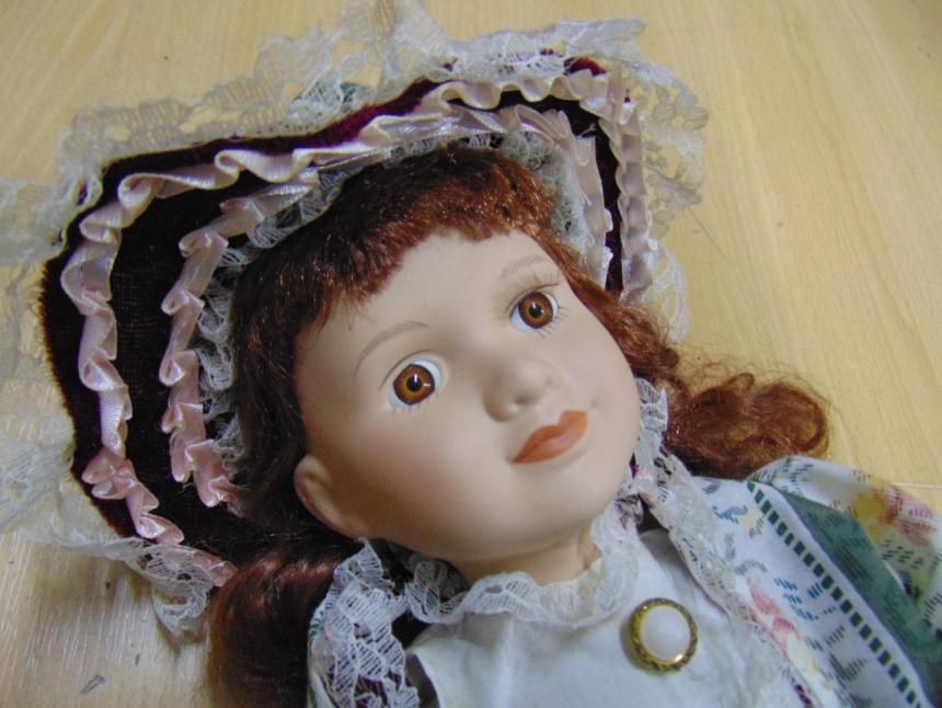 MUÑECA DE PORCELANA