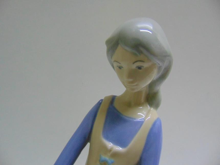 FIGURA DE PORCELANA