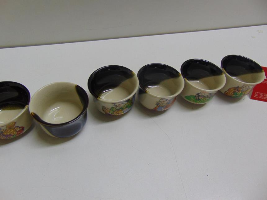 JUEGO DE 7 VASOS DE PORCELANA