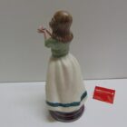 FIGURA CERAMICA MUJER CON FLORES