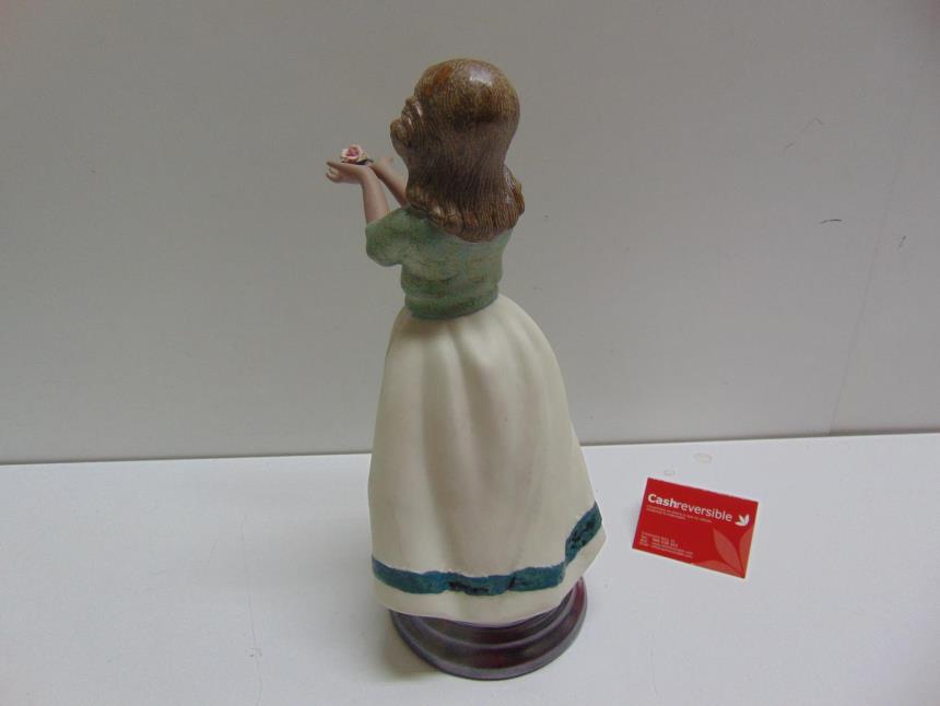 FIGURA CERAMICA MUJER CON FLORES