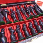 JUEGO DE FIGURAS DE AJEDREZ VINTAGE CON CAJA*