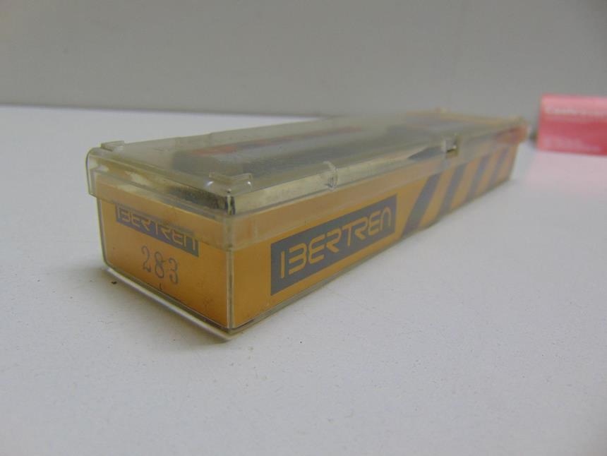 2 VAGONES DE TREN A ESCALA N