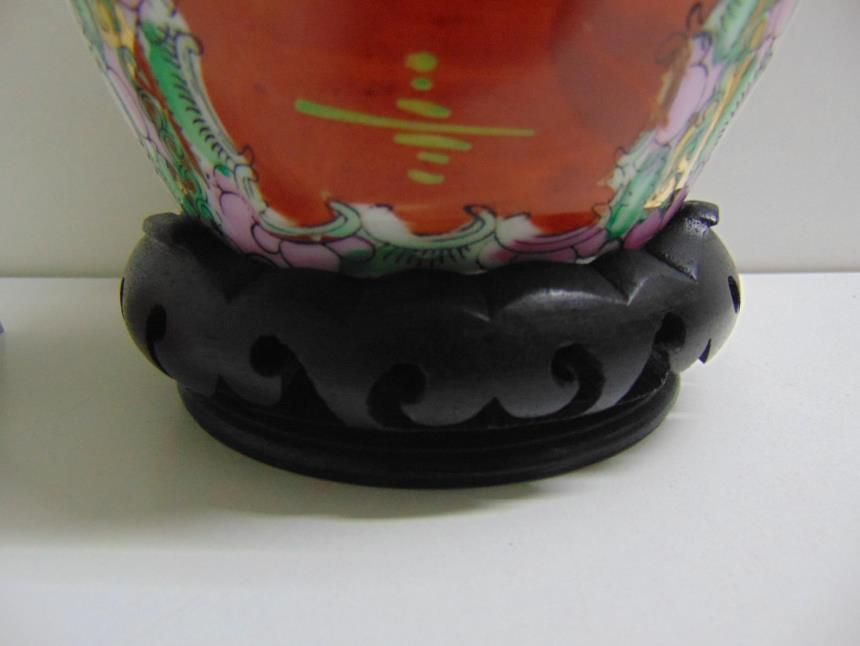 JARRON DE PORCELANA CHINA PINTADA A MANO CON PEANA