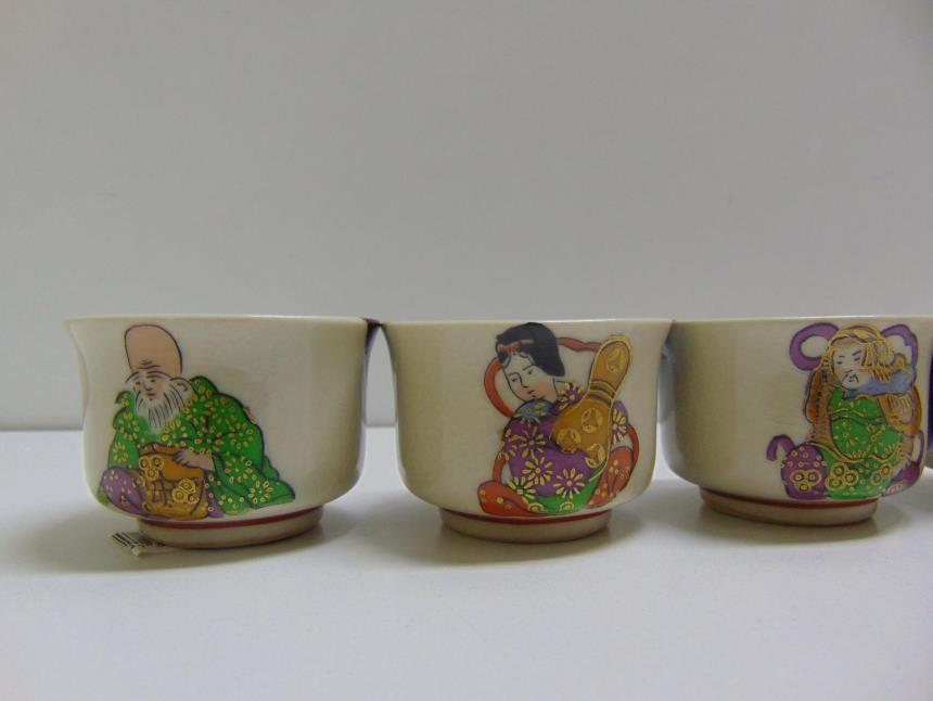 JUEGO DE 7 VASOS DE PORCELANA