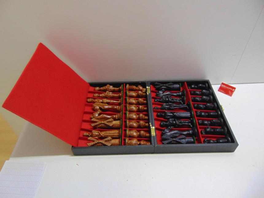 JUEGO DE FIGURAS DE AJEDREZ VINTAGE CON CAJA*