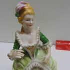 FIGURA DE PORCELANA DECORATIVA CLASICA