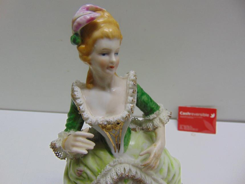 FIGURA DE PORCELANA DECORATIVA CLASICA