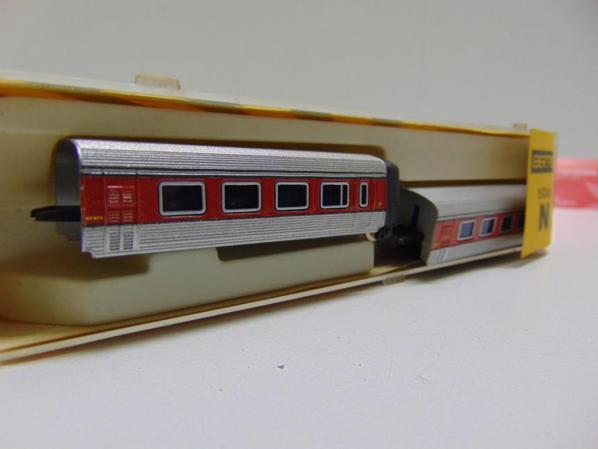 2 VAGONES DE TREN A ESCALA N