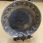 PLATO DE ESTAÑO CON SOPORTE DE 38 CM