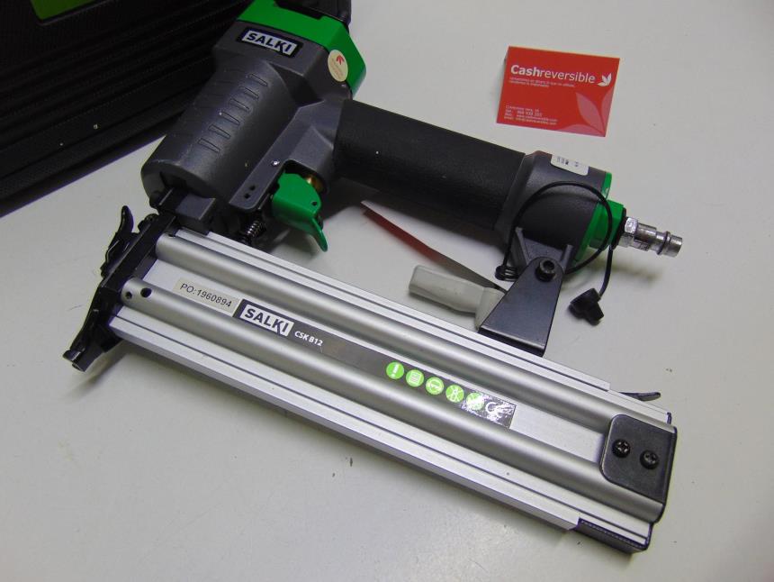 CLAVADORA NEUMATICA SEMINUEVA CON MALETA