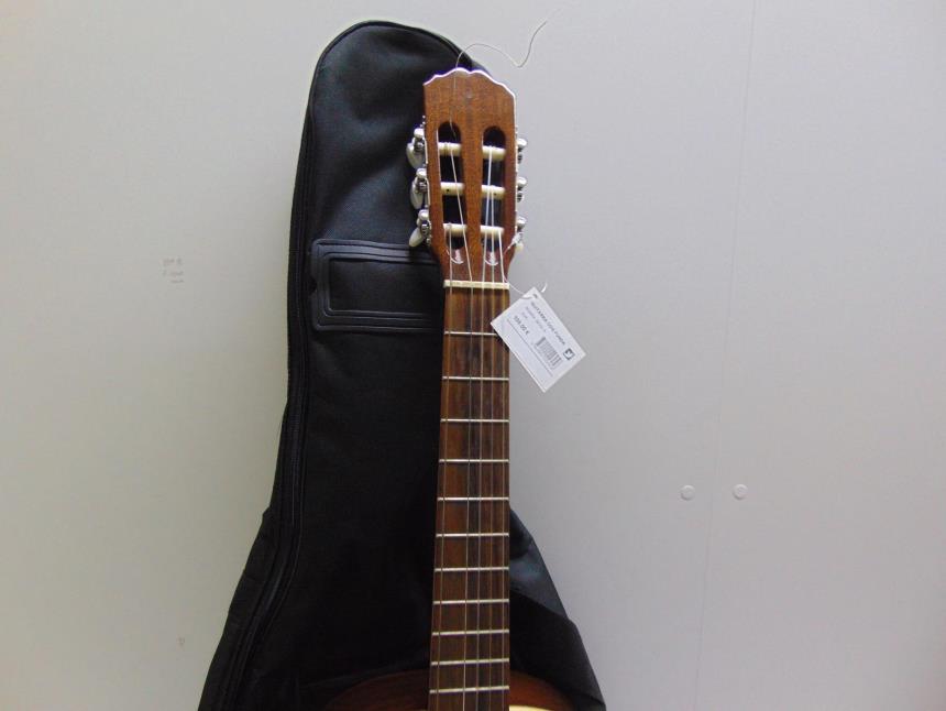 GUITARRA CON FUNDA 3/4 **
