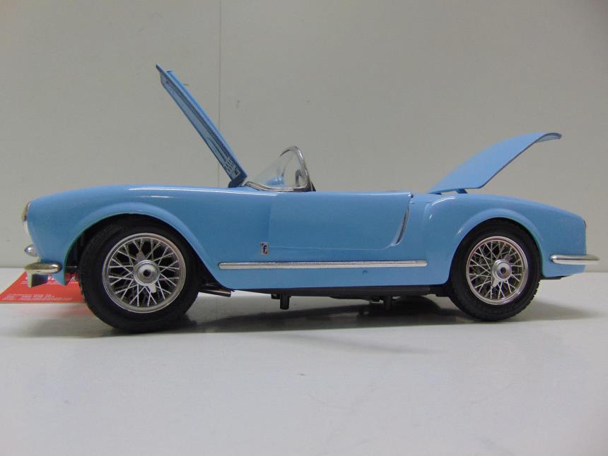 REPLICA DE COCHE A ESCALA 1/18