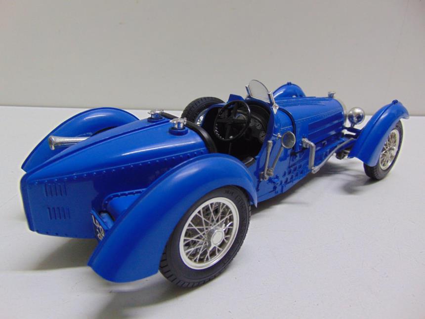 COCHE A ESCALA VINTAGE 1/18