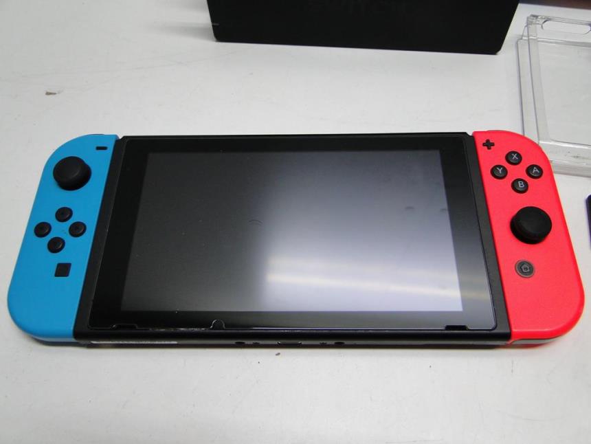NINTENDO SWITCH CON BASE 2 JUEGOS Y FUNDA