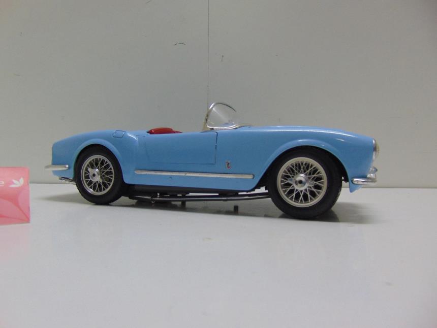 REPLICA DE COCHE A ESCALA 1/18