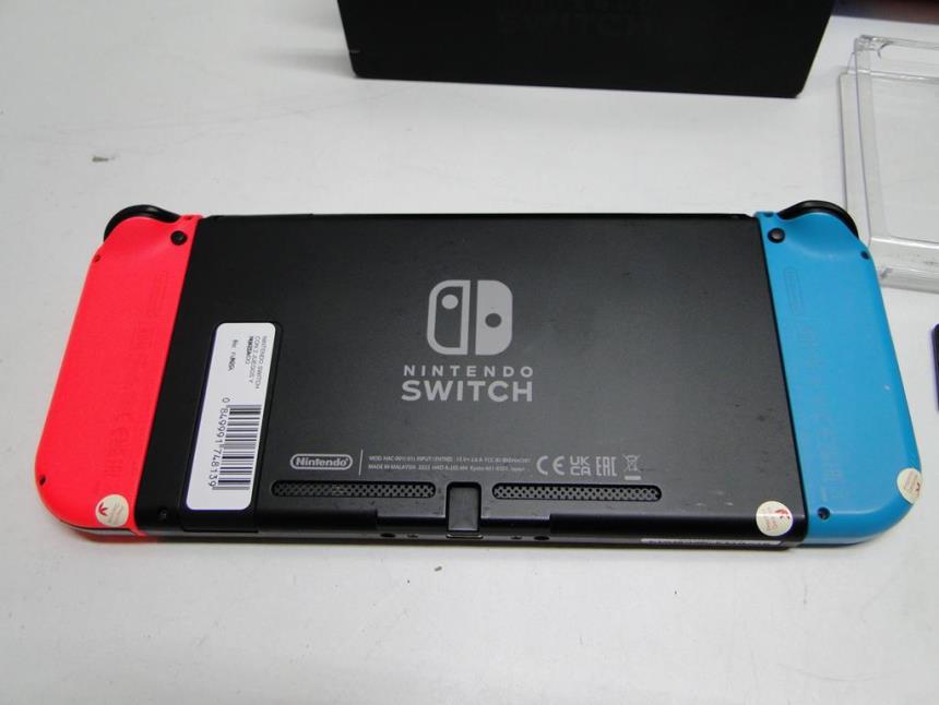 NINTENDO SWITCH CON BASE 2 JUEGOS Y FUNDA