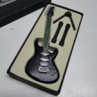 MINI GUITARRA DECORATIVA CON LUZ Y CAJA*