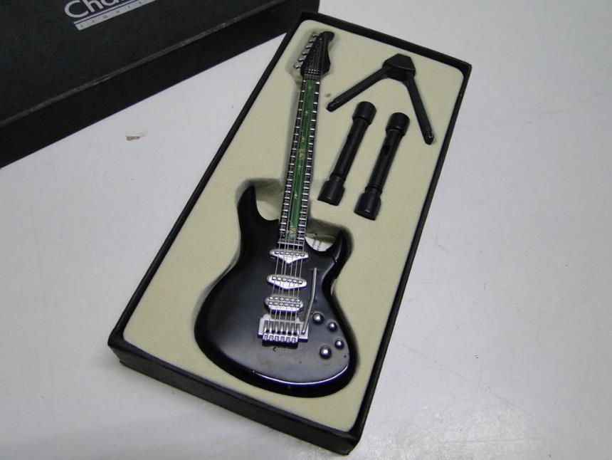 articulos_imagen1_174799.jpg MINI GUITARRA DECORATIVA CON LUZ Y CAJA*