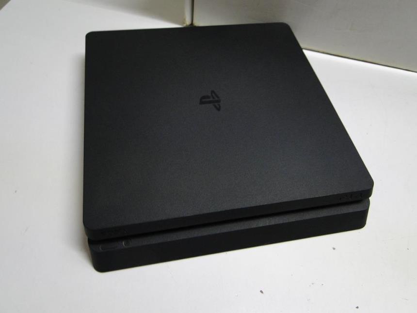 PS4 CON MANDO Y CAJA