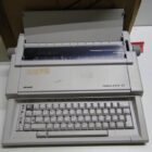 MAQUINA DE ESCRIBIR ELECTRICA CON CAJA