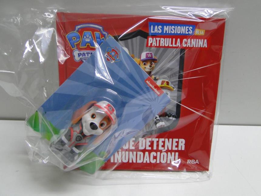 articulos_imagen1_178175.jpg LIBRO CON FIGURA NUEVO