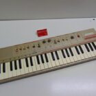 TECLADO VINTAGE CON CAJA (AÑOS 80)