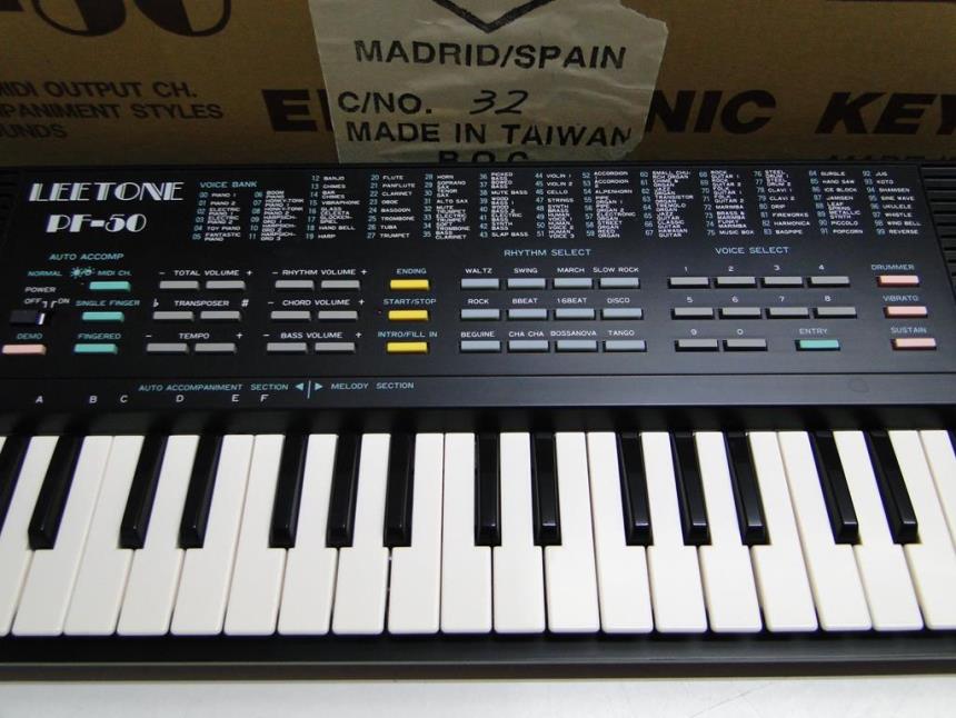 TECLADO MUSICAL CON CAJA