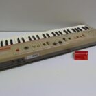 TECLADO VINTAGE CON CAJA (AÑOS 80)