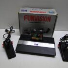 CONSOLA VINTAGE CON CAJA DOS MANDOS Y MULTIJUEGO