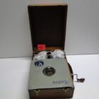 GRAMOFONO VINTAGE CON DISCO DE PIEDRA