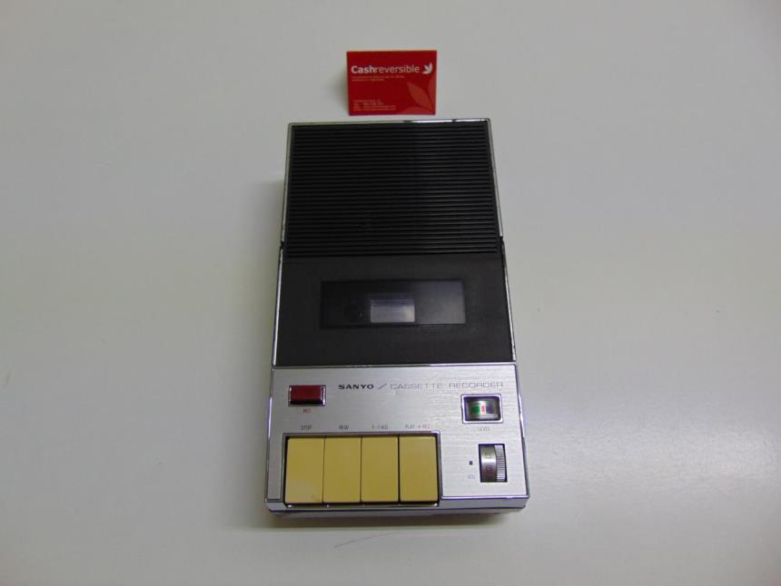 GRABADORA VINTAGE CON FUNDA Y MICRO