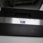 CONSOLA VINTAGE CON CAJA DOS MANDOS Y MULTIJUEGO