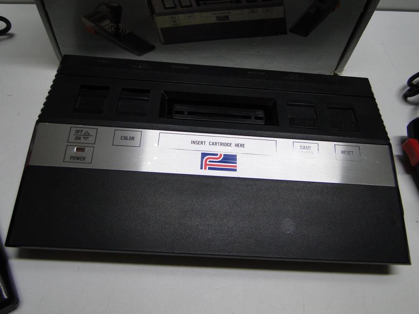 CONSOLA VINTAGE CON CAJA DOS MANDOS Y MULTIJUEGO