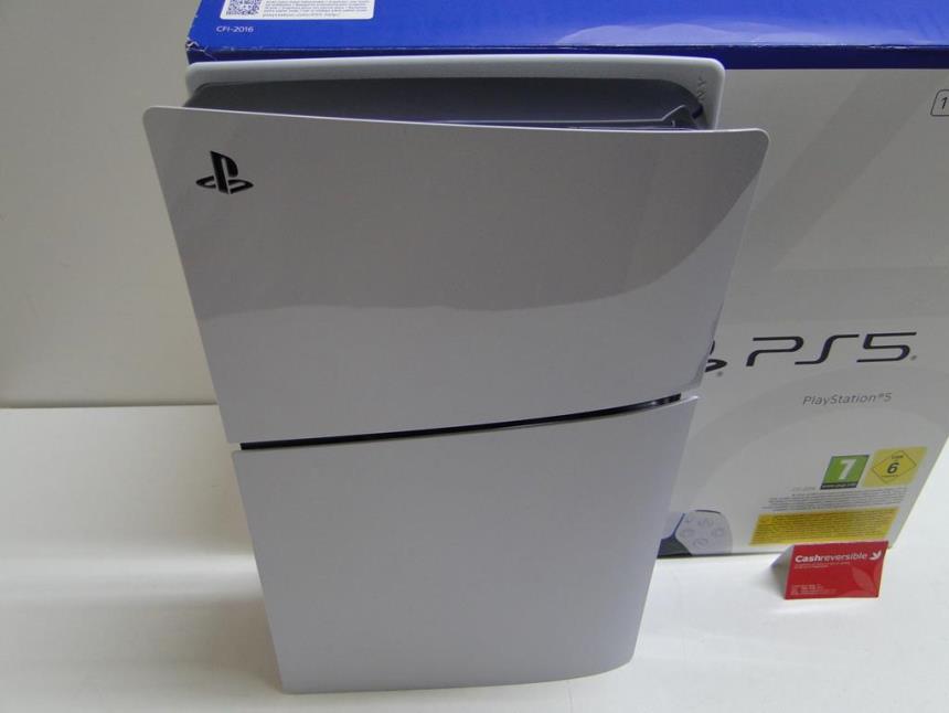 PS5 CON CAJA Y LECTOR