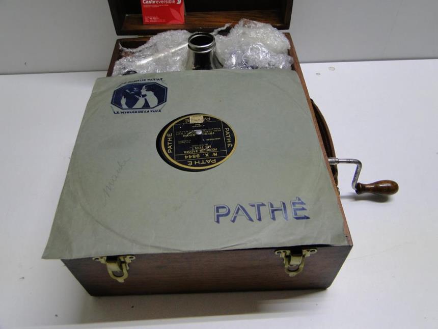 GRAMOFONO VINTAGE CON DISCO DE PIEDRA