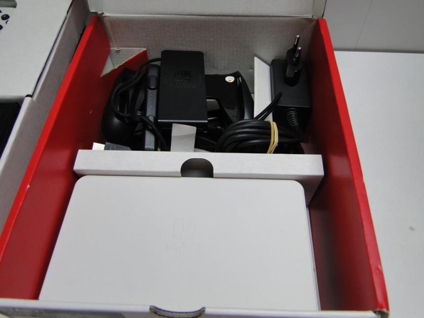 NINTENDO SWITCH OLED CON FUNDA