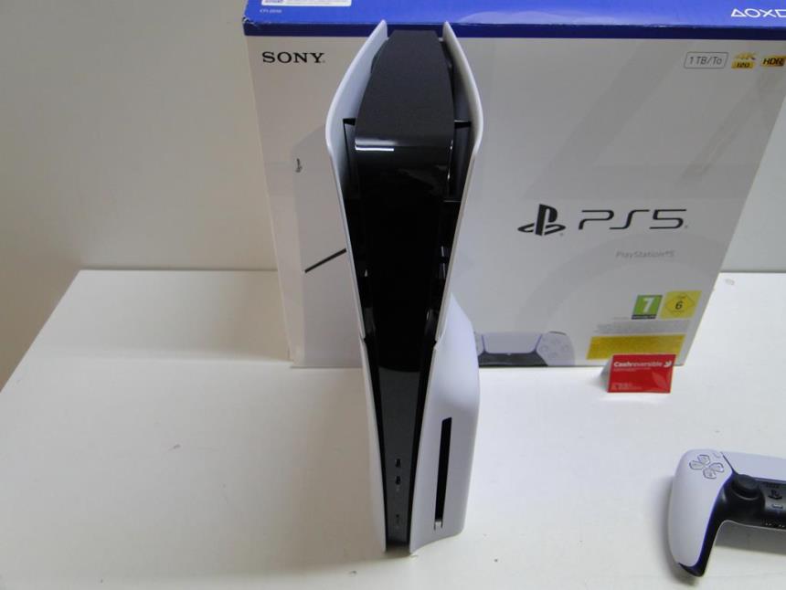 PS5 CON CAJA Y LECTOR