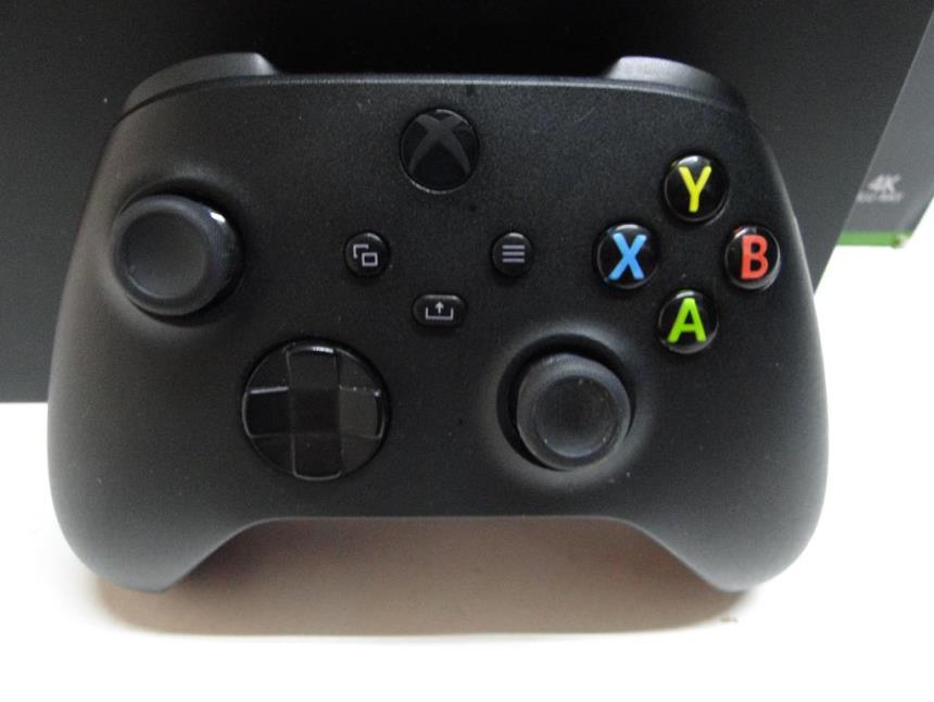 XBOX ONE X CON MANDO Y CAJA