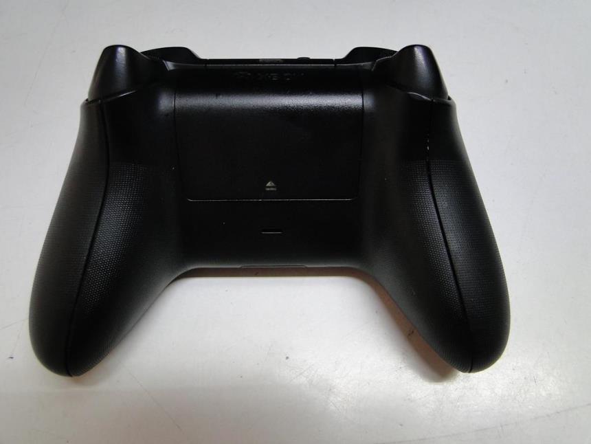 XBOX ONE X CON MANDO Y CAJA