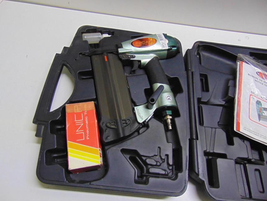 articulos_imagen1_165263.jpg CLAVADORA PROFESIONAL CON MALETA