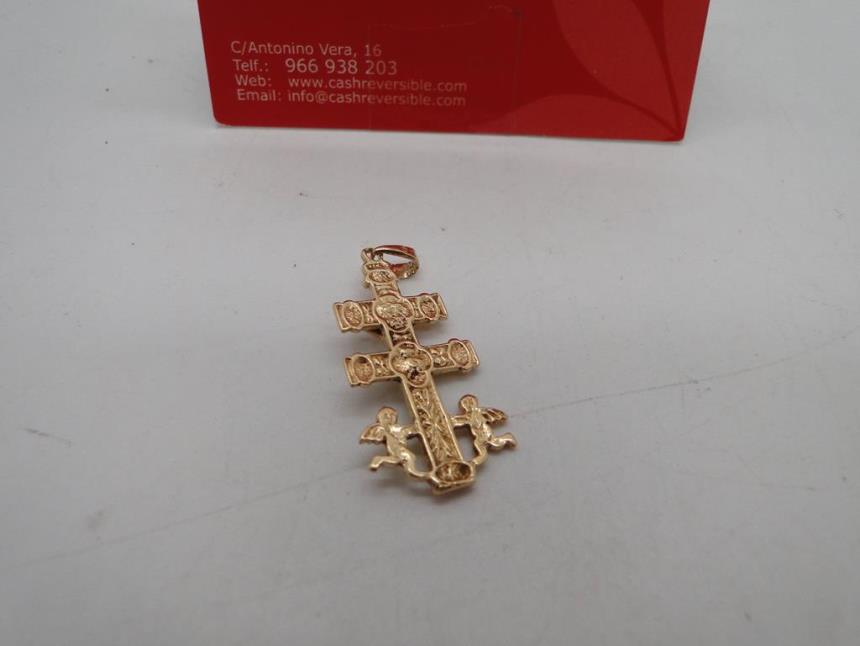 COLGANTE DE ORO 18K