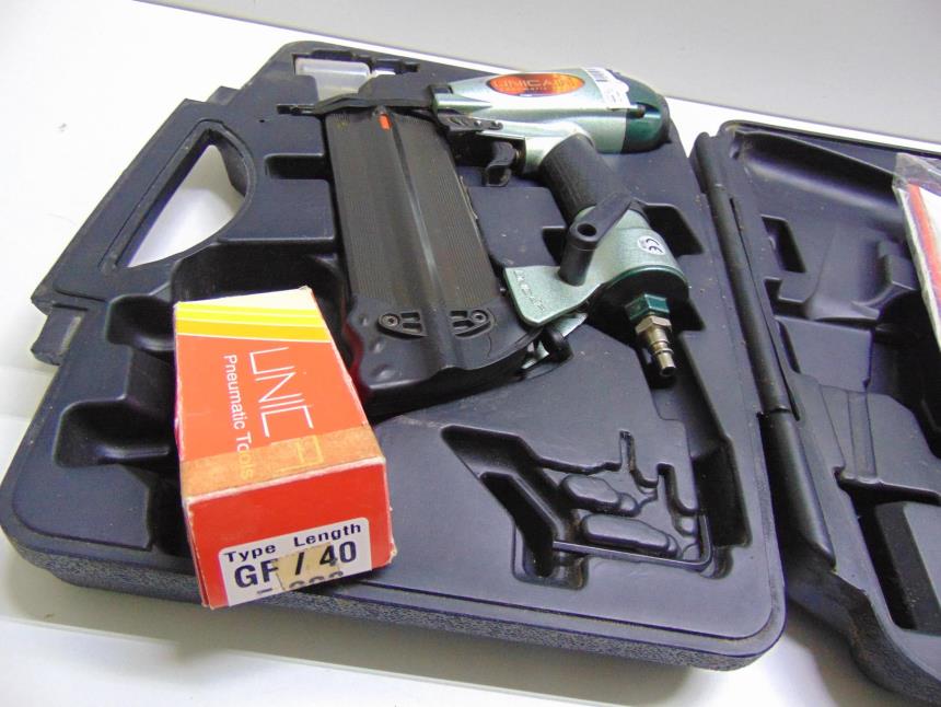 CLAVADORA PROFESIONAL CON MALETA