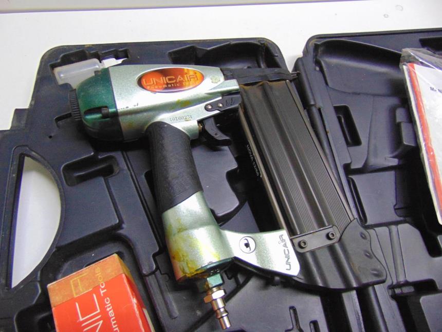 CLAVADORA PROFESIONAL CON MALETA