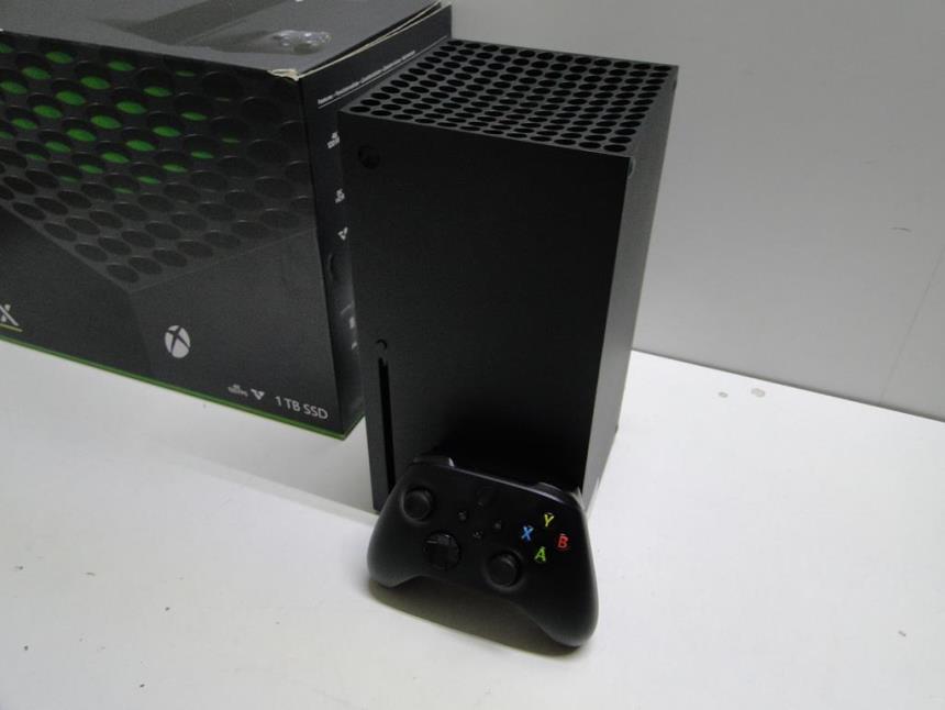 XBOX SERIES X CON MANDO Y CAJA