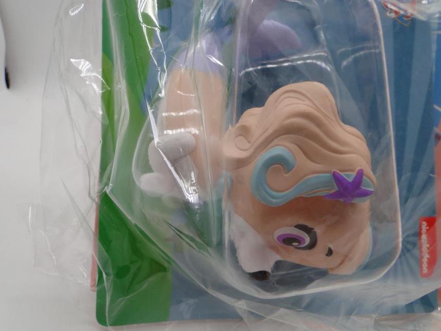 LIBRO CON FIGURA