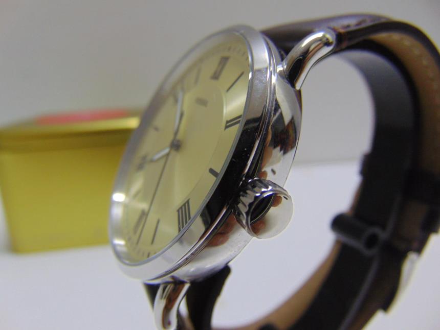 RELOJ CON CAJA SEMINUEVO