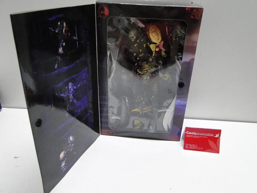 FIGURA PREDATOR CON CAJA